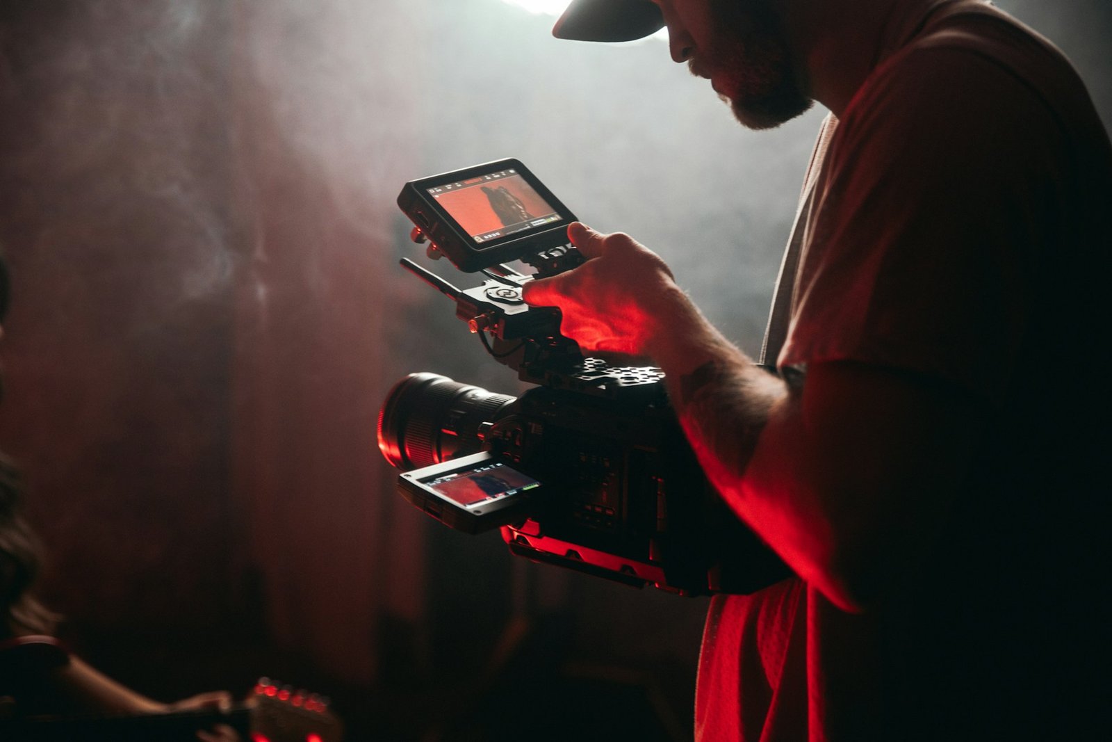 Camarógrafo grabando contenido para redes